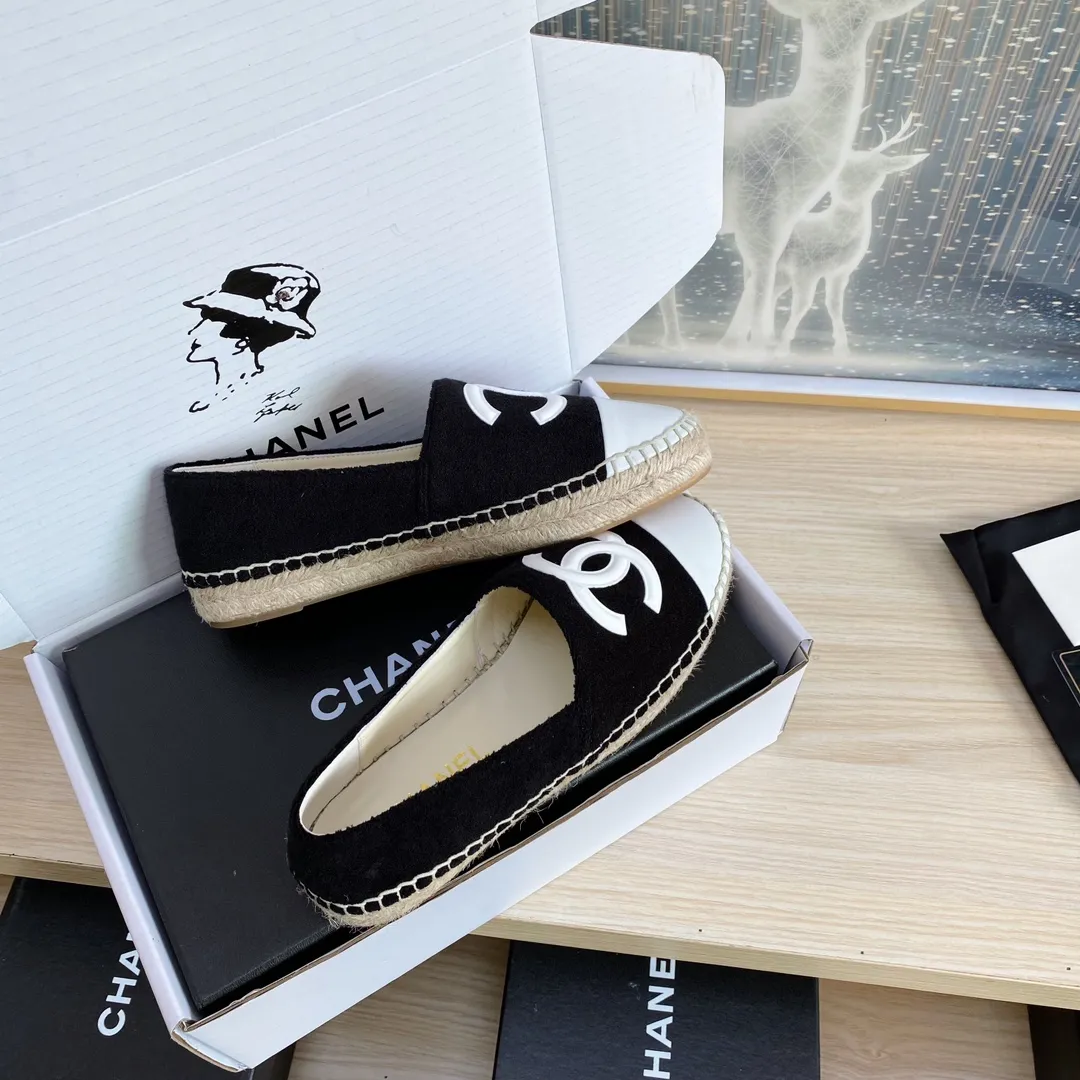 👟👟Ex-factory price 440👟👟 24s new color Chanel ✈️2023s spring and summer new fisherman shoes 😍😍Taikoo Hui purchased three pairs of original development 🐂🐂with purchasing white double-layer outer packaging 🤩Original one-to-one shipment ❗️❗️Code number: 34-42 (34 41 42 customized)